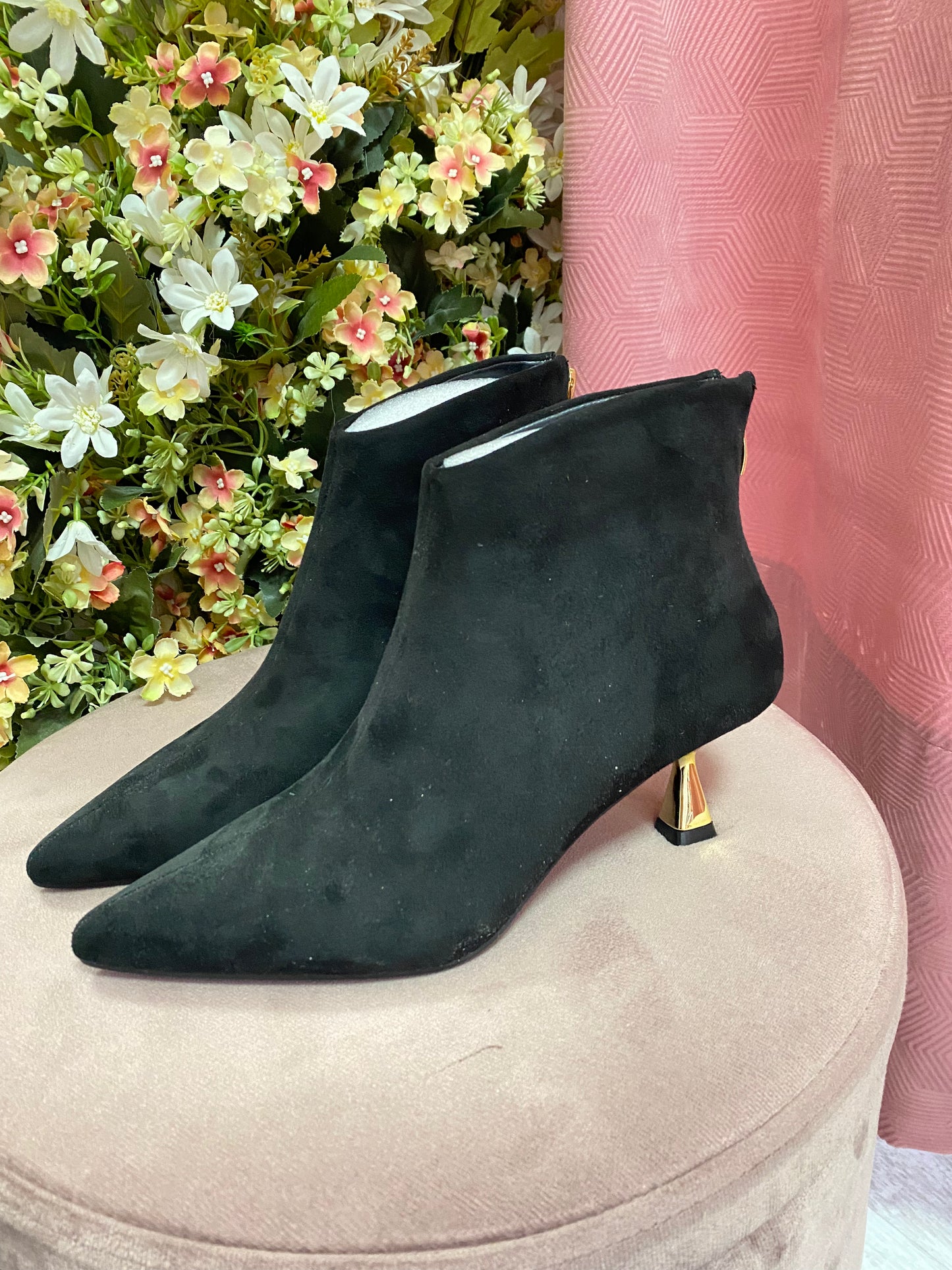 Botin Negro Tacón Dorado