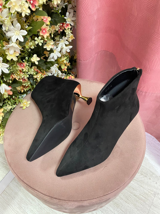 Botin Negro Tacón Dorado
